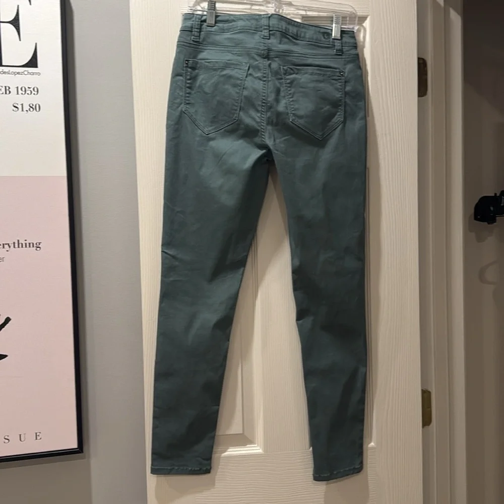 Kensie Green Skinny Jeans; Size 4 - Picture 2 of 2